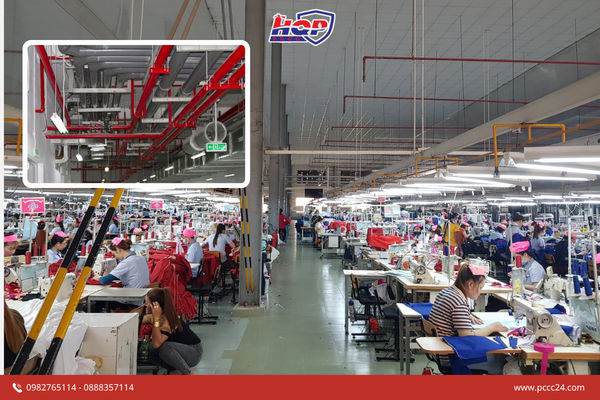 Nhân công làm việc tại xưởng dệt may 