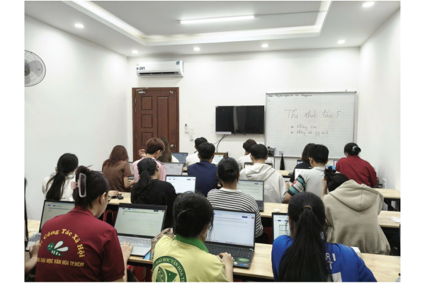 Một lớp của trung tâm ngoại ngữ phổ biến hiện nay 